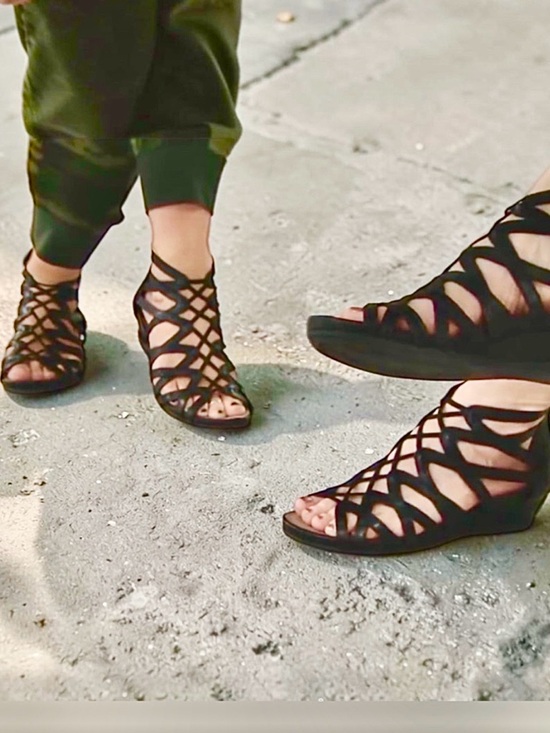 Earth Shoes - COPY - Earth sandals 9 genuine, leather gladiator sandal with back zipper.